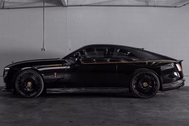 Ngoài ra mẫu xe còn được trang bị bộ nắp ca-pô được thiết kế lại hoàn toàn. Nếu người dùng tùy chọn họa tiết Forged carbon, diện mạo của xe sẽ trở nên khác biệt và các chi tiết của gói độ sẽ trở nên nổi bật hơn.