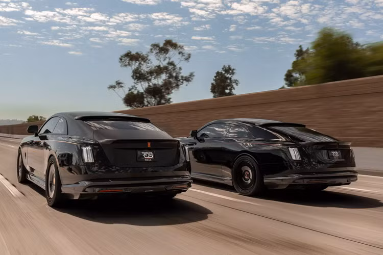 Cả hai chiếc xe hiện đang được trang bị bộ mâm phong cách Aero Disc ăn nhập với gói độ tổng thể. Đội ngũ chế tạo của RDB cũng đã hạ thấp chiều cao xe và một chiếc Spectre đã được bổ sun thêm một số điểm nhấn màu cam sáng, trong khi chiếc còn lại có một số đường viền màu đỏ trên bên ngoài tạo điểm nhấn cho diện mạo tổng thể của xe.