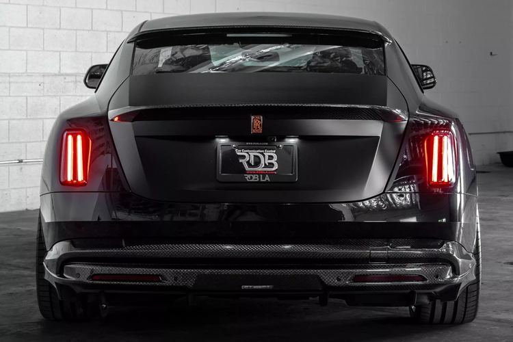 Để hoàn thiện gói độ, thương hiệu độ 1016 Industries đã chế tạo các tấm ốp viền đèn hậu khác biệt và bộ khuếch tán phía sau, cả hai đều được hoàn thiện bằng sợi carbon nhằm tạo điểm nhấn ở phần cản sau xe.