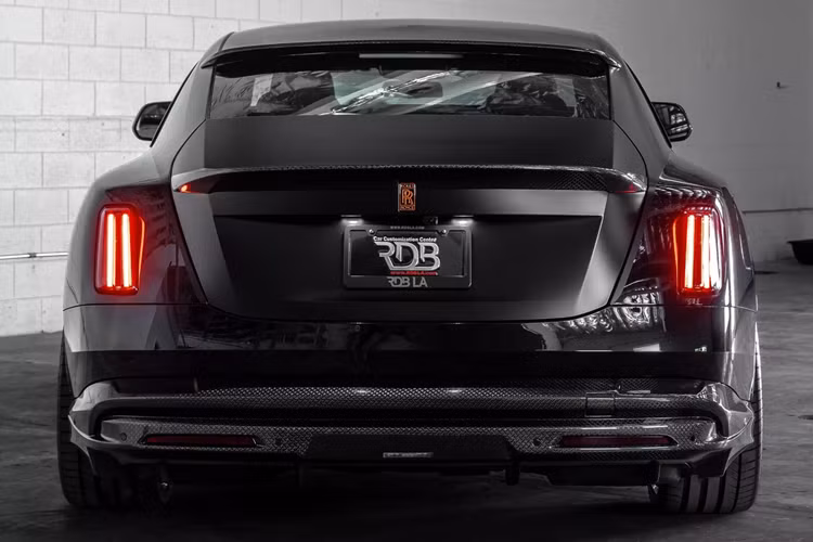 Để hoàn thiện gói độ, thương hiệu độ 1016 Industries đã chế tạo các tấm ốp viền đèn hậu khác biệt và bộ khuếch tán phía sau, cả hai đều được hoàn thiện bằng sợi carbon nhằm tạo điểm nhấn ở phần cản sau xe.