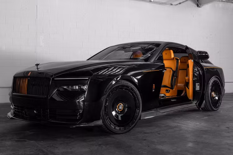 Phần thân xe cũng được trang bị líp hông và các tấm ốp dọc theo hai bên bằng sợi carbon tinh tế nhằm hoàn thiện hơn nữa diện mạo tổng thể của xe.