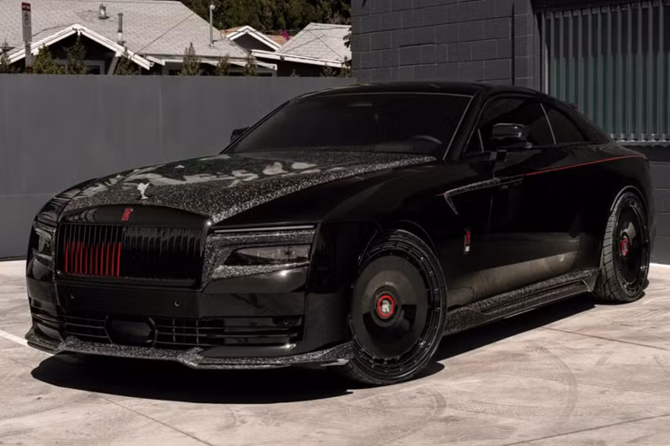 Thương hiệu độ 1016 Industries này đã phát triển một bộ bodykit lắp đặt trực tiếp lên thân xe được làm bằng sợi carbon ấn tượng cho Rolls-Royce Spectre hoàn toàn chạy bằng điện Spectre.