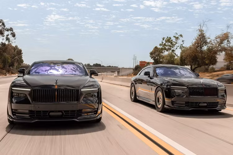 Bên cạnh gói độ từ thương hiệu 1016 Industries, xưởng độ xe RDB có trụ sở tại LA đã tiến hành hoàn thiện cho chiếc xe này với những bộ mâm độ Rolls-Royce Spectre ấn tượng.