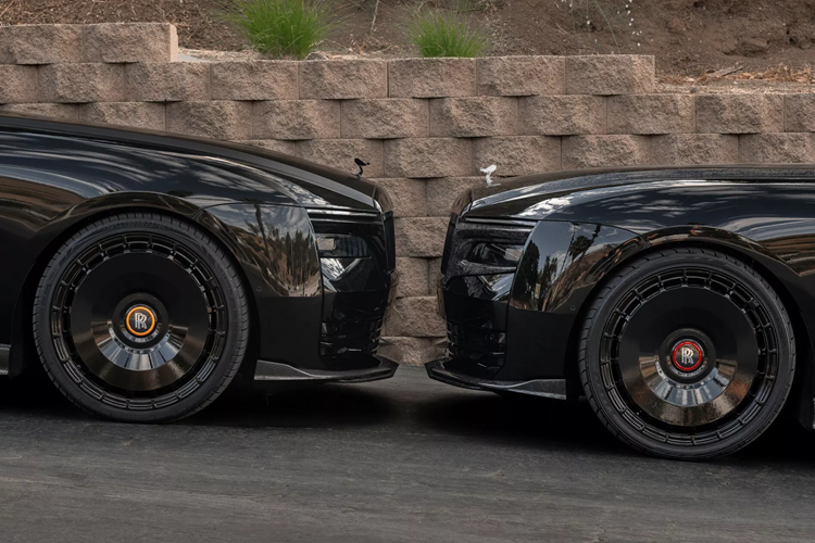 Bất kể người mua chọn bề mặt loại hoàn thiện bằng sợi carbon nào, chiếc xe cũng đều sẽ được trang bị một bộ chia mới, viền đèn pha đặc biệt giúp chiếc xe có vẻ ngoài sắc sảo hơn đáng kể.