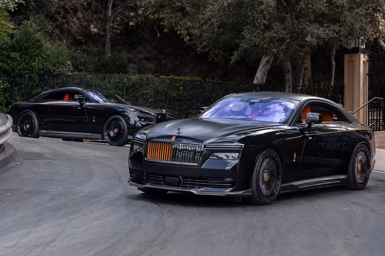 Bộ Bodykit Rolls-Royce Spectre độ 1016 Industries mang đến cho khách hàng 3 tùy chọn vật liệu: carbon họa tiết lấy cảm hứng từ các phiên bản Black Badge, carbon Forged và carbon vân chéo.