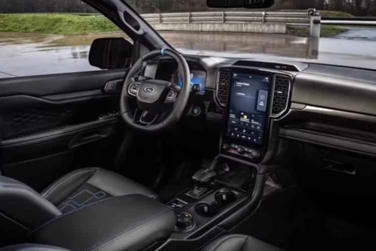 Phía đuôi xe có cánh gió kiểu đuôi vịt, kết hợp với bộ khuếch tán làm điểm nhấn. Ranger MS-RT có hệ thống treo được hạ thấp 40 mm so với tiêu chuẩn và bổ sung thanh giảm chấn ở trước giúp xe vận hành ổn định và chính xác hơn khi qua các góc cua.