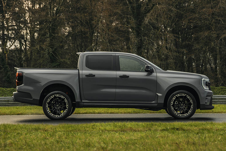 Về nội thất, khoang cabin của bản MS-RT được tinh chỉnh một số chi tiết. Có thể kể đến như: ghế bọc da tổng hợp kết hợp da lộn đi cùng logo "MS-RT" và chỉ khâu màu xanh lam trang trí trên tựa lưng ghế.