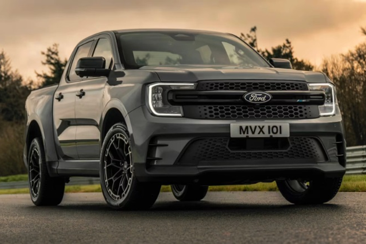  Ford Ranger MS-RT 2024 mới được ví như “xe bán tải đường phố” với ngoại hình hầm hố. Đầu xe gây ấn tượng với lưới tản nhiệt dạng tổ ong đi cùng cửa hút gió thể thao hơn nằm phía trên bộ chia gió. Thiết kế của chắn bùn trước và sau xe được mở rộng hơn, tăng thêm 82 mm chiều rộng mỗi bên.