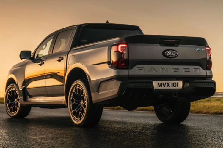 Ngoài ra, xe còn có: màn hình cảm ứng giải trí 12 inch đặt dọc, điều hòa tự động 2 vùng, cảm biến đỗ xe, camera lùi, kiểm soát hành trình thích ứng.