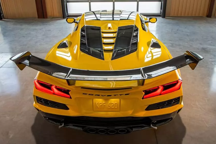 Không gian nội thất của Corvette ZR1 vẫn tương tự các phiên bản khác. Một số trang bị nổi bật bao gồm cụm đồng hồ kỹ thuật số 12 inch quen thuộc và hệ thống thông tin giải trí 8 inch tích hợp Google và ghế thể thao.