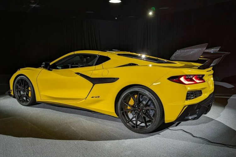 Xe sở hữu gói ngoại thất thể thao hầm hố tương tự những thế hệ trước. Nổi bật nhất vẫn là cơ cấu cánh gió cỡ lớn với các khe gió cắt xẻ tại nhiều vị trí, giúp tăng khả năng khí động học. Mâm xe được làm từ nhôm hoặc sợi carbon, có kích thước 20 hoặc 21 inch, đi kèm lốp Michelin Pilot Sport 4S.