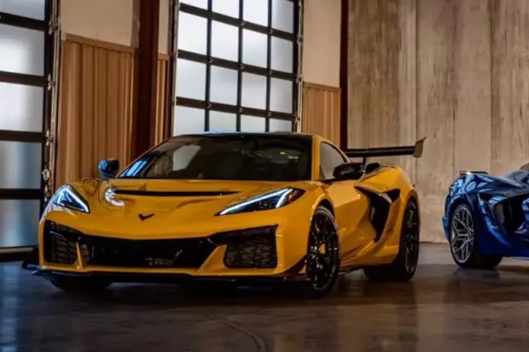 Ngoài cấu hình cơ bản, Chevrolet cũng cung cấp các gói trang bị nâng cấp cho Corvette ZR1. Đầu tiên là gói hiệu suất ZTK với cánh gió phía sau, ốp mở rộng cản trước, lốp Michelin Pilot Sport Cup 2R và Gurney flap gắn trên mui xe.