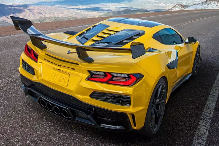 Corvette ZR1 sẽ đi vào sản xuất trong năm tới và được sản xuất tại Bowling Green, Kentucky. Chevrolet hiện chưa công bố mức giá bán Corvette ZR1 2025, tuy nhiên con số chắc chắn sẽ cao hơn phiên bản Z06, hiện được bán với giá lên tới 110.100 USD (khoảng 2,7 tỷ đồng).