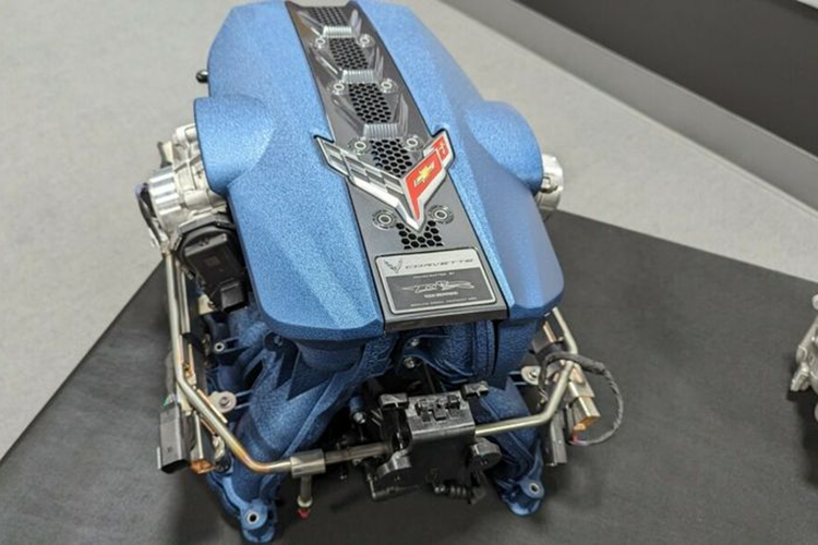 Chevrolet cho biết động cơ LT7 có buồng đốt lớn hơn với cấu trúc đã được sửa đổi. Bên cạnh đó, hộp số ly hợp kép tám cấp cũng đã được nâng cấp. Nó có các bánh răng có biên dạng rộng hơn, trục khỏe hơn và khả năng bôi trơn được cải thiện.