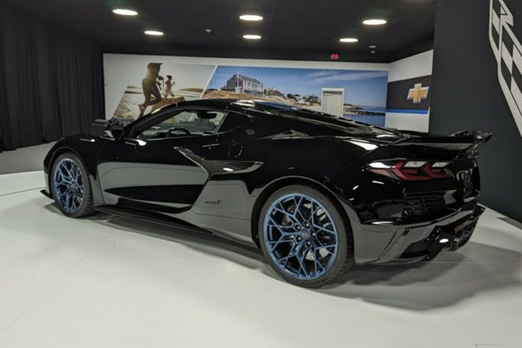 Đây là khối động cơ mạnh mẽ nhất mà Chevrolet từng sản xuất tính đến thời điểm hiện tại. Bên cạnh đó, sức mạnh của mẫu xe đến từ Mỹ cũng đã vượt qua hàng loạt mẫu siêu xe đến từ các thương hiệu lớn như Ferrari SF90 Stradale, Lamborghini Revuelto, McLaren 750S, Pagani Huayra hay Mercedes-AMG One.