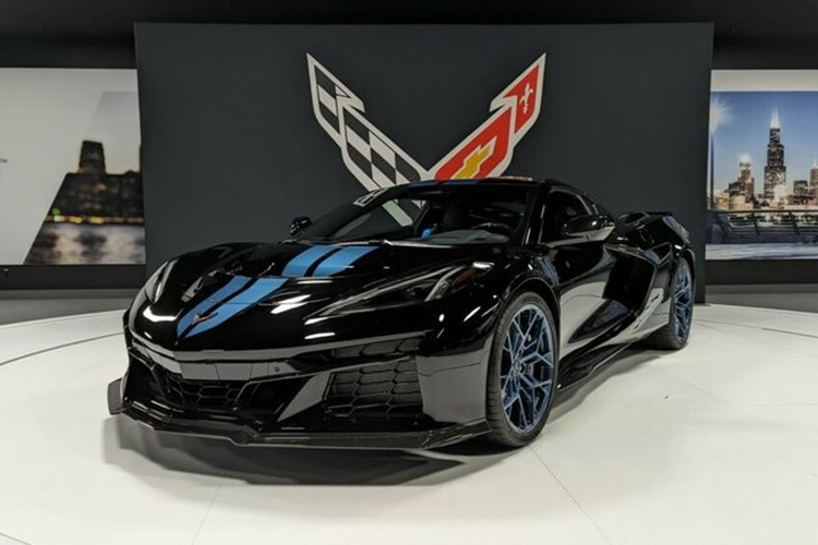 Tiếp đà lợi thế, Chevrolet mới đây đã cho ra mắt phiên bản hiệu suất cao Corvette ZR1 với khối động cơ V8 đem đến sức mạnh ngang tầm hypercar. Cụ thể, nằm dưới nắp capo của Corvette ZR1 2025 mới là động cơ V8 5,5 lít tăng áp kép với công suất lên đến 1.064 mã lực và mô-men xoắn cực đại 1.121 Nm.