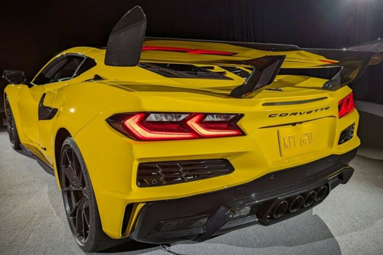 Sự kết hợp giữa khối động cơ mạnh mẽ và hệ thống phanh hiện đại giúp Corvette ZR1 LT7 hoàn thành bài tăng tốc 129-322-129 km/h chỉ trong 24,5 giây, nhanh hơn 22% so với phiên bản ZR1 dùng động cơ C7. Về thiết kế, Chevrolet Corvette ZR1 được phân phối với 2 kiểu dáng là coupe và mui trần.