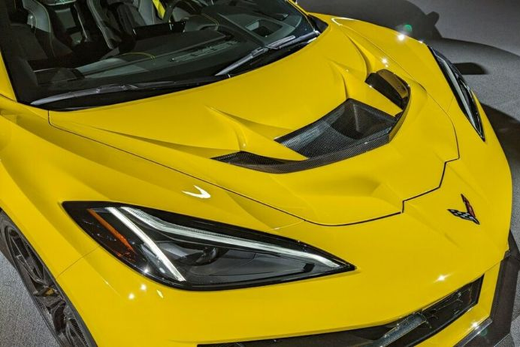 Con số này chậm hơn một chút so với đối thủ Dodge Challenger SRT Demon 170, với thời gian 8,91 giây để di chuyển quãng đường tương tự ở tốc độ 243 km/h. Một trang bị nổi bật khác là hệ thống phanh đĩa gốm carbon có kích thước 15,7 inch phía trước và 15,4 inch phía sau.