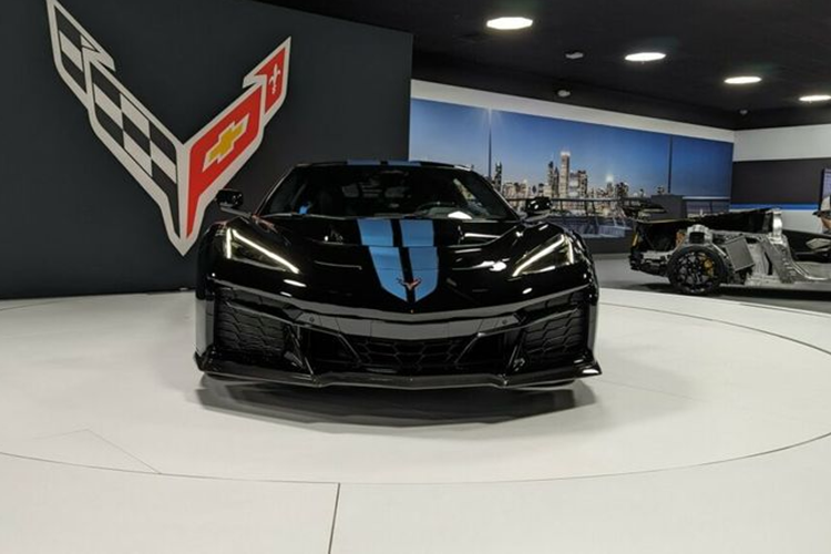 Động cơ mới trên Corvette ZR1 có tên riêng là LT7 và nó có nhiều điểm chung với LT6 trên Corvette Z06 . Tuy nhiên, điểm khác biệt ở đây là khối động cơ mới được cải tiến hệ thống tăng áp, từ đó đem lại công suất đầu ra vượt trội hơn hẳn.