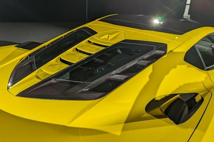 Trong quá trình thử nghiệm, Chevrolet cho biết Corvette ZR1 đã chạm đến tốc độ 322 km/h trên đường đua Nürburgring ngay trong lần lái thử đầu tiên. Mẫu xe thể thao đến từ Mỹ có khả năng tăng tốc từ 0-402 km/trong vòng chưa đầy 9,7 giây ở tốc độ 241 km/h.