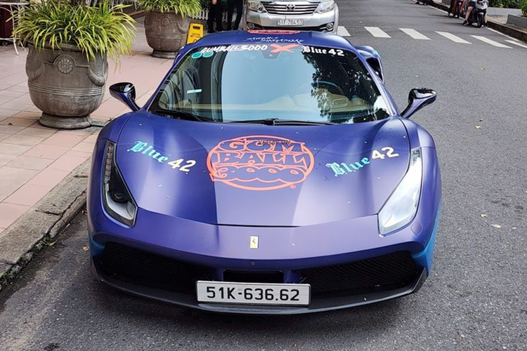 Trong khi đó, chiếc Ferrari 488 GTB của đại gia Sài Gòn mang tên Huy Dang. Ra mắt thị trường toàn cầu từ năm 2015 và nhanh chóng có mặt tại Việt Nam từ đầu năm 2016, Ferrari 488 đã thu hút sự quan tâm đặc biệt của giới mê xe thời điểm bấy giờ, mặc dù nó có mức giá khá cao.