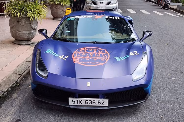 Trong khi đó, chiếc Ferrari 488 GTB của đại gia Sài Gòn mang tên Huy Dang. Ra mắt thị trường toàn cầu từ năm 2015 và nhanh chóng có mặt tại Việt Nam từ đầu năm 2016, Ferrari 488 đã thu hút sự quan tâm đặc biệt của giới mê xe thời điểm bấy giờ, mặc dù nó có mức giá khá cao.