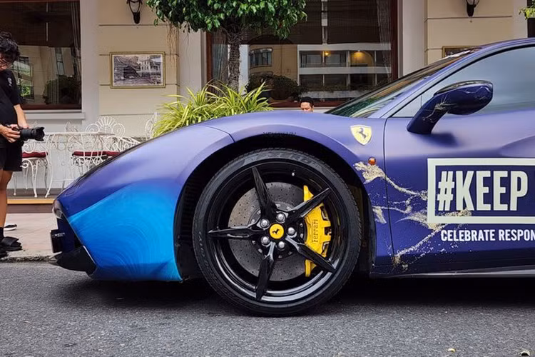 Tính đến hiện tại, đã có trên 20 chiếc siêu xe Ferrari 488 về Việt Nam trải dài từ Nam ra Bắc, gồm bản thường và bản Pista hiệu năng cao. Trong khi chiếc 488 của ông Đặng Lê Nguyên Vũ được bọc decan màu trắng thì chiếc xe của đại gia Huy Dang nổi bật hơn.