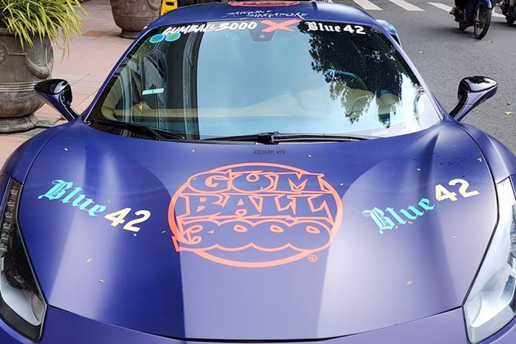 Ferrari 488 GTB hàng hiếm này được chủ nhân trang bị dàn áo với tông màu xanh đậm, kết hợp với những đường nét cắt xẻ đặc trưng, thể hiện phong cách thể thao, cá tính và trẻ trung của người chủ sở hữu.