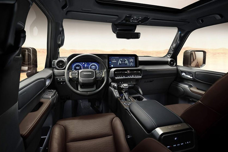 Với công nghệ thông tin giải trí hơi lỗi thời và một số hệ thống hỗ trợ người lái chưa được cải tiến, rất có thể phiên bản Land Cruiser 300 2025 nâng cấp sắp được ra mắt vào tháng 12 sắp tới sẽ khắc phục những chi tiết này.