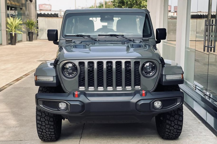 Hiện nay, khách hàng mua hai phiên bản là Wrangler Rubicon và Wrangler Sahara sẽ được hỗ trợ 200% lệ phí trước bạ. Giá xe Jeep Wrangler cho hai bản này là 4,088 tỷ và 3,886 tỷ đồng. Sau ưu đãi, chi phí khách hàng phải bỏ ra chỉ còn lần lượt là 3,379 tỷ và 3,099 tỷ đồng.