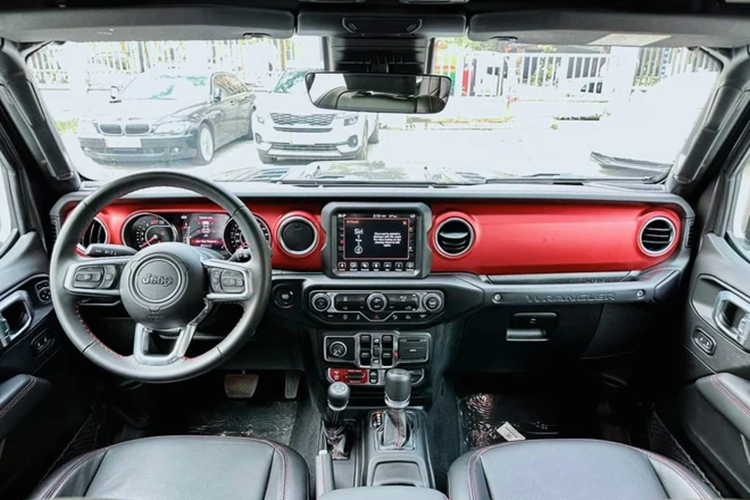 Nhìn chung thiết kế của cả hai bản Wrangler Rubicon và Wrangler Sahara không khác biệt quá nhiều. Jeep Wrangler Rubicon được định vị là phiên bản cao cấp nhất nên xe có nhiều trang bị phù hợp cho việc off-road. Trong khi đó, bản Wrangler Sahara lại phù hợp với nhu cầu di chuyển hàng ngày hơn.