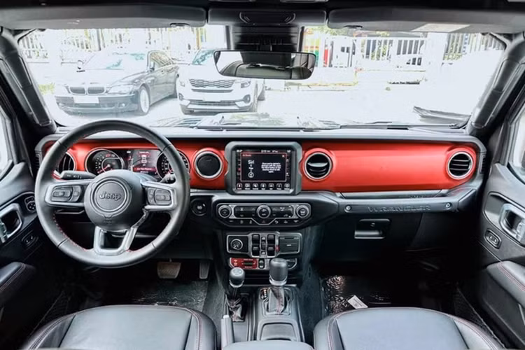 Nhìn chung thiết kế của cả hai bản Wrangler Rubicon và Wrangler Sahara không khác biệt quá nhiều. Jeep Wrangler Rubicon được định vị là phiên bản cao cấp nhất nên xe có nhiều trang bị phù hợp cho việc off-road. Trong khi đó, bản Wrangler Sahara lại phù hợp với nhu cầu di chuyển hàng ngày hơn.