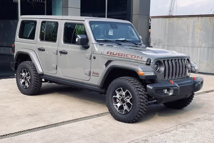 Jeep Wrangler sở hữu kích thước tổng thể dài x rộng x cao lần lượt là 4.334 x 1.894 x 1.841 mm, chiều dài cơ sở 2.459 mm cho phiên bản 4 cửa. Khoảng sáng gầm 282 mm, cùng khả năng lội nước 762 mm.