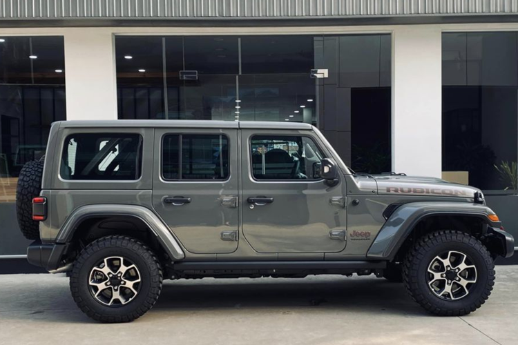 Về nội thất, bên trong khoang cabin của Wrangler Rubicon và Sahara đều có các trang bị tiện ích như: màn hình 8,4 inch kết nối Apple CarPlay/Android Auto, điều hòa tự động 2 vùng, âm thanh Alpine…