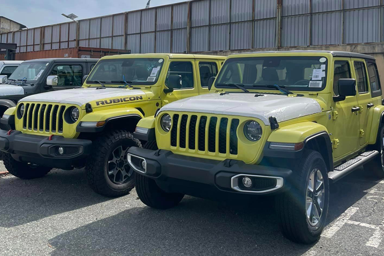 Vì là bản cao cấp nên Rubicon có một số khác biệt là nội thất phối hai tông màu cá tính, cùng một số nút bấm có tính năng hỗ trợ off-road. Cung cấp sức mạnh cho cả hai phiên bản là động cơ tăng áp 2.0L cho công suất 270 mã lực tại 5.250 vòng/phút và mô-men xoắn 400 Nm tại 3.000 vòng/phút.