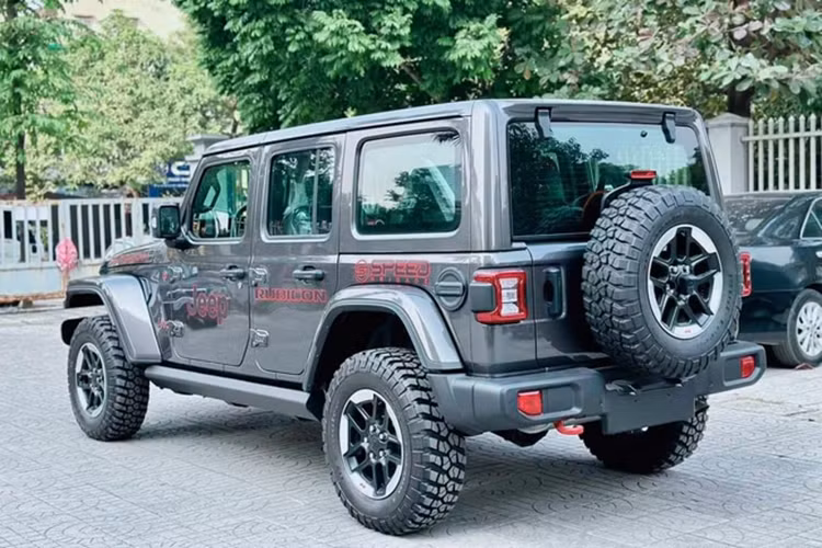 Động cơ của mẫu xe SUV địa hình Jeep Wrangler kết hợp với hộp số tự động 8 cấp và hệ dẫn động bốn bánh Rock-Trac. Riêng bản Rubicon được trang bị hệ thống khóa vi sai trước/sau, chế độ Off-road+ và chế độ ngắt điện tạm thời thanh cân bằng.