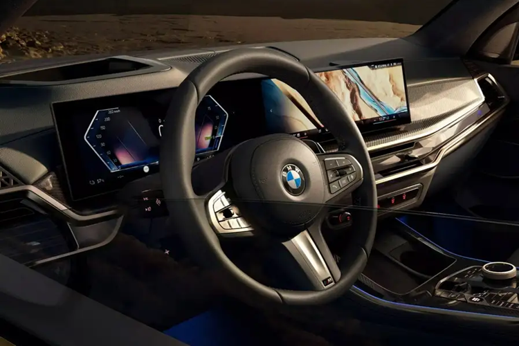 Chiếc SUV này chạy trên bộ vành hợp kim 22 inch hoàn thiện màu đen, với kẹp phanh mang thương hiệu M. Những điểm nhấn thú vị khác bao gồm đèn hậu màu đen khói, đồ họa Dark Flame trên đèn vũng nước và lớp hoàn thiện tối màu trên ống xả kép.