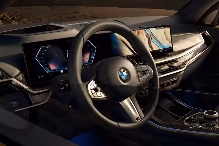 Chiếc SUV này chạy trên bộ vành hợp kim 22 inch hoàn thiện màu đen, với kẹp phanh mang thương hiệu M. Những điểm nhấn thú vị khác bao gồm đèn hậu màu đen khói, đồ họa Dark Flame trên đèn vũng nước và lớp hoàn thiện tối màu trên ống xả kép.