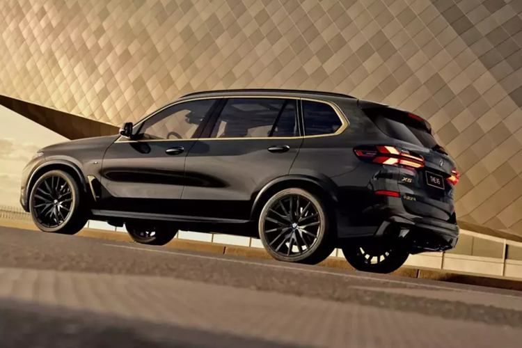 Nó nghiêng nhiều về tính thẩm mỹ tối, ấn tượng, kết hợp ngoại thất Sapphire Blue với các điểm nhấn Titan Gold tương phản. Những điểm nhấn màu vàng này tô điểm cho lưới tản nhiệt hình quả thận phát sáng, các hốc hút gió của cản trước, mang cá bên hông và khung cửa sổ. Ngay cả huy hiệu trên cửa sau cũng được xử lý bằng Titan Gold.