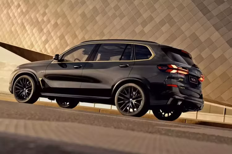 Nó nghiêng nhiều về tính thẩm mỹ tối, ấn tượng, kết hợp ngoại thất Sapphire Blue với các điểm nhấn Titan Gold tương phản. Những điểm nhấn màu vàng này tô điểm cho lưới tản nhiệt hình quả thận phát sáng, các hốc hút gió của cản trước, mang cá bên hông và khung cửa sổ. Ngay cả huy hiệu trên cửa sau cũng được xử lý bằng Titan Gold.