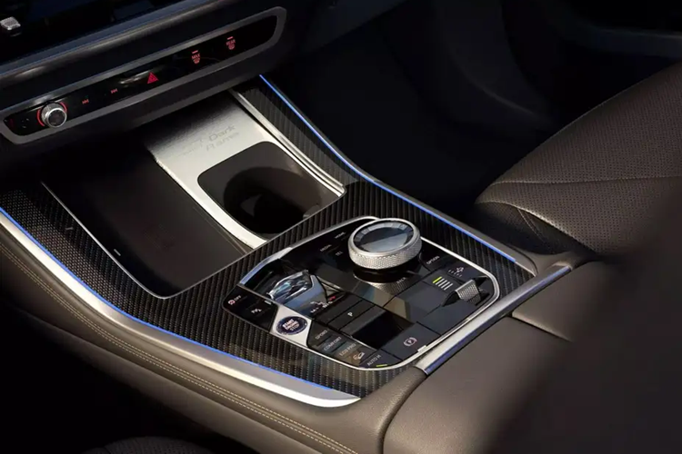 Chiếc X5 Li kéo dài không chỉ trông lớn hơn mà còn lớn hơn. Với chiều dài 5.060 mm, chiều dài cơ sở kéo dài 3.105 mm của biến thể này ngang bằng với các mẫu xe lớn hơn của BMW như X7 và XM.