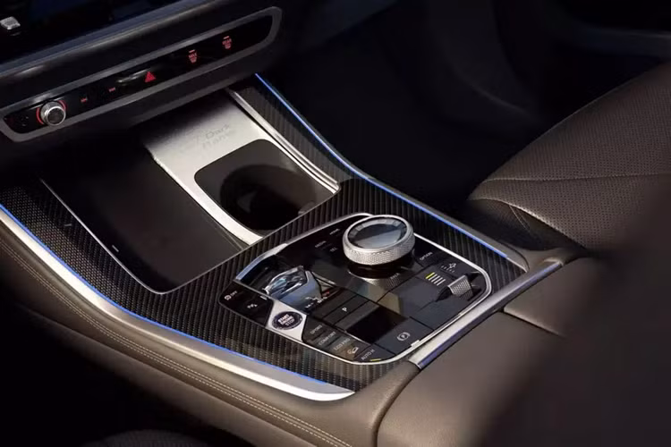 Chiếc X5 Li kéo dài không chỉ trông lớn hơn mà còn lớn hơn. Với chiều dài 5.060 mm, chiều dài cơ sở kéo dài 3.105 mm của biến thể này ngang bằng với các mẫu xe lớn hơn của BMW như X7 và XM.