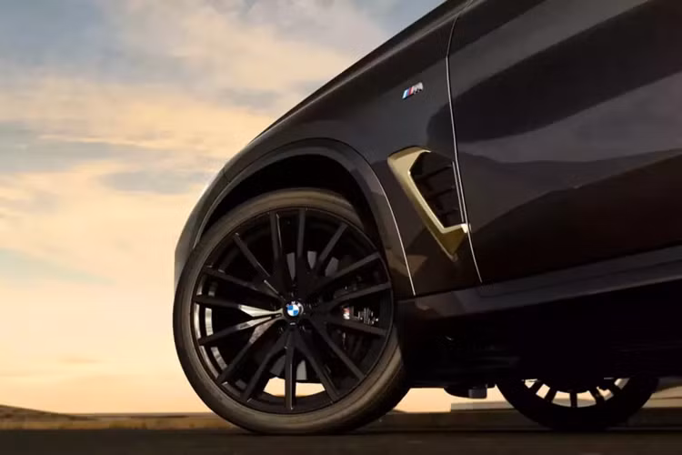 Tiến vào bên trong, BMW đã chọn bọc da tổng hợp mềm cao cấp Sensafin màu đen cho ghế ngồi và trần xe Alcantara màu xám đậm xung quanh cửa sổ trời toàn cảnh "bầu trời đầy sao" tiêu chuẩn. Nội thất tối màu có đường khâu tương phản màu vàng và chèn sợi carbon trên bảng điều khiển và bảng điều khiển trung tâm.