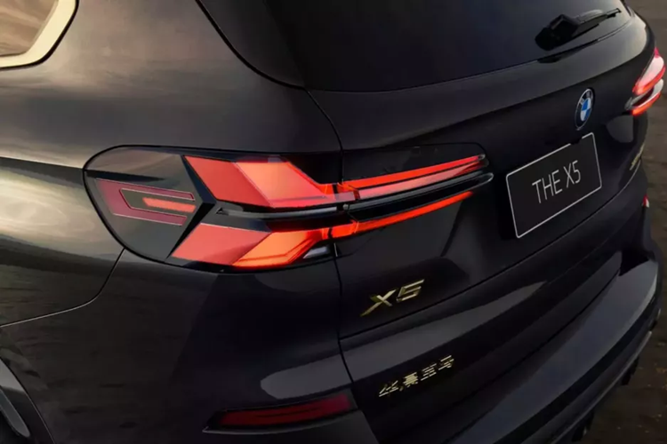 Mức độ trang bị cao như dự đoán, bao gồm hệ thống kiểm soát khí hậu bốn vùng, ghế ngồi có sưởi và thông gió, buồng lái kỹ thuật số cong và hệ thống âm thanh Harman Kardon. Cuối cùng, logo Dark Flame có thể được tìm thấy trên giá để cốc, tựa lưng ghế trước và bệ cửa bên có đèn.