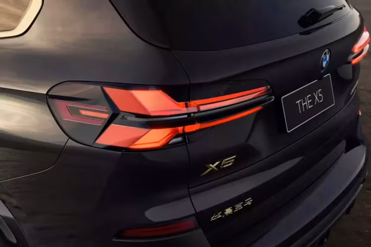 Mức độ trang bị cao như dự đoán, bao gồm hệ thống kiểm soát khí hậu bốn vùng, ghế ngồi có sưởi và thông gió, buồng lái kỹ thuật số cong và hệ thống âm thanh Harman Kardon. Cuối cùng, logo Dark Flame có thể được tìm thấy trên giá để cốc, tựa lưng ghế trước và bệ cửa bên có đèn.