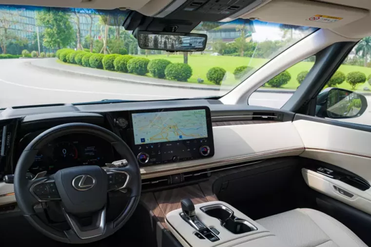 Dù ở cấu hình nào, Lexus LM 2024 cũng có vô lăng 3 chấu mới, bảng đồng hồ kỹ thuật số nối liền với màn hình cảm ứng trung tâm 14 inch, ghế lái chỉnh điện 12 hướng/làm mát/nhớ vị trí, điều hòa tự động 4 vùng, hệ thống lọc không khí, cửa sổ trời, sạc điện thoại không dây, hỗ trợ kết nối Apple CarPlay/Android Auto không dây và hệ thống định vị dẫn đường với bản đồ Việt Nam.