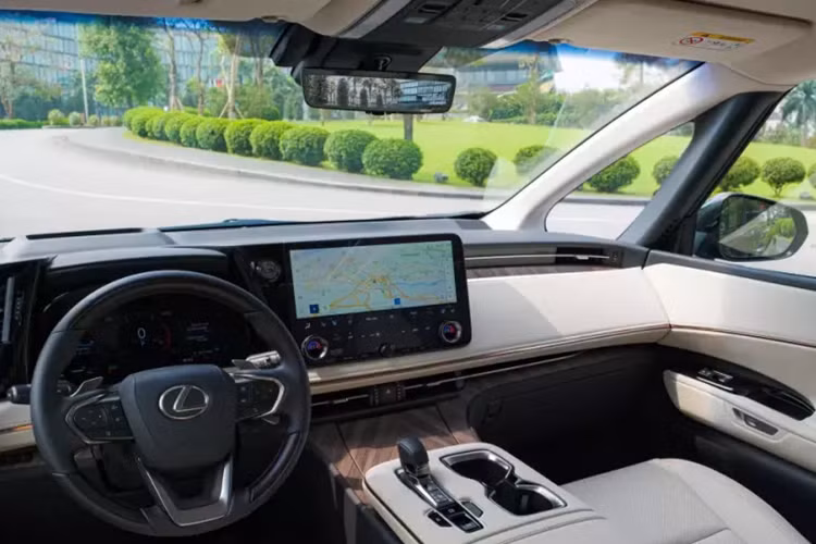 Dù ở cấu hình nào, Lexus LM 2024 cũng có vô lăng 3 chấu mới, bảng đồng hồ kỹ thuật số nối liền với màn hình cảm ứng trung tâm 14 inch, ghế lái chỉnh điện 12 hướng/làm mát/nhớ vị trí, điều hòa tự động 4 vùng, hệ thống lọc không khí, cửa sổ trời, sạc điện thoại không dây, hỗ trợ kết nối Apple CarPlay/Android Auto không dây và hệ thống định vị dẫn đường với bản đồ Việt Nam.