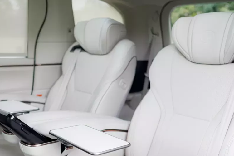 Lexus LM 500h 2024 tại Việt Nam là hệ truyền động hybrid, bao gồm máy xăng tăng áp, dung tích 2.4L và 2 mô-tơ điện nằm trên hai cầu, tạo ra công suất tổng cộng 363 mã lực. Xe sở hữu pin niken-hyđrua kim loại, hộp số tự động 6 cấp và hệ dẫn động 4 bánh toàn thời gian Direct4. 