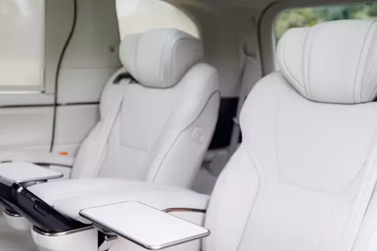 Lexus LM 500h 2024 tại Việt Nam là hệ truyền động hybrid, bao gồm máy xăng tăng áp, dung tích 2.4L và 2 mô-tơ điện nằm trên hai cầu, tạo ra công suất tổng cộng 363 mã lực. Xe sở hữu pin niken-hyđrua kim loại, hộp số tự động 6 cấp và hệ dẫn động 4 bánh toàn thời gian Direct4. 