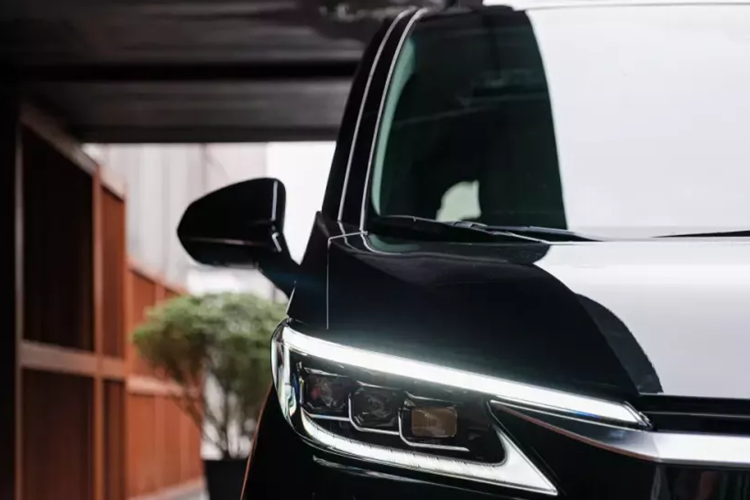 Ở bên sườn, Lexus LM 2024 tại Việt Nam có những đường dập gân sắc sảo hơn. Trong khi đó, khu vực phía sau xe được bổ sung cụm đèn hậu LED mới với thiết kế vắt ngang đuôi xe và tem chữ nổi "Lexus" thay cho logo hãng. Ngoài ra, mẫu MPV cỡ lớn này còn có nhiều chi tiết mạ crôm nhằm tạo cảm giác sang trọng như nẹp trên cản trước, cản sau, bệ cửa, nẹp chạy dọc theo nóc xe và đường chân kính.